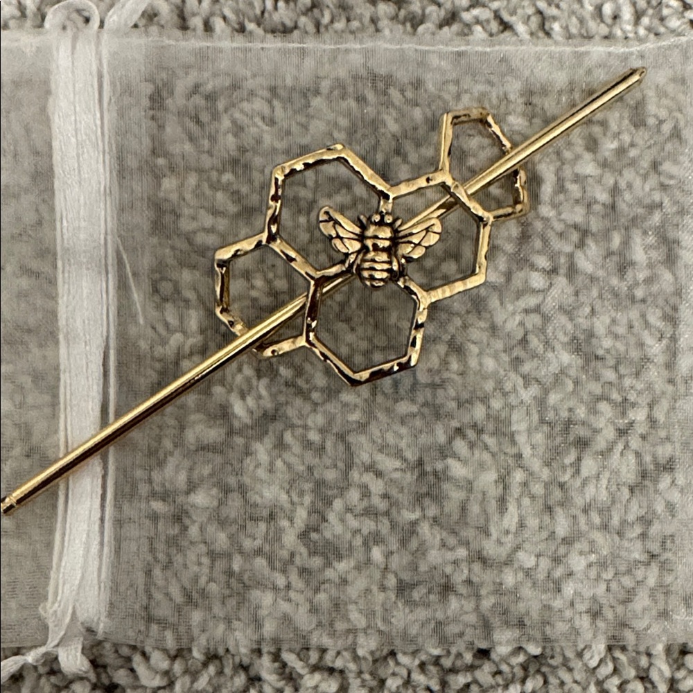 Bee hair pin